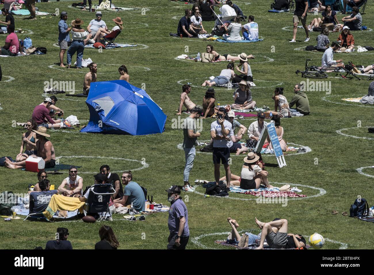 San Francisco, Stati Uniti. 24 maggio 2020. I gruppi si trovano in circoli preselezionati nel Delores Park di San Francisco sabato 23 maggio 2020. Il clima caldo e un fine settimana di vacanza hanno portato fuori migliaia per esercitarsi i loro propri marchi di distanza sociale. Photo by Terry Schmitt/UPI Credit: UPI/Alamy Live News Foto Stock