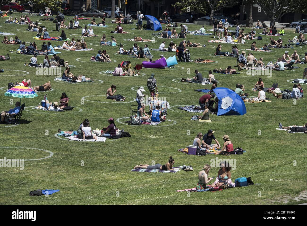 San Francisco, Stati Uniti. 24 maggio 2020. I gruppi si trovano in circoli preselezionati nel Delores Park di San Francisco sabato 23 maggio 2020. Il clima caldo e un fine settimana di vacanza hanno portato fuori migliaia per esercitarsi i loro propri marchi di distanza sociale. Photo by Terry Schmitt/UPI Credit: UPI/Alamy Live News Foto Stock