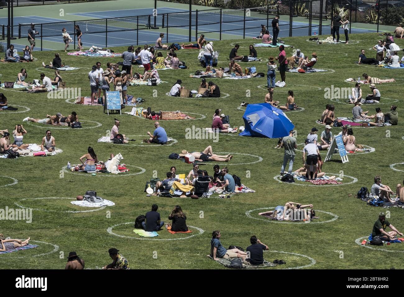 San Francisco, Stati Uniti. 24 maggio 2020. I gruppi si trovano in circoli preselezionati nel Delores Park di San Francisco sabato 23 maggio 2020. Il clima caldo e un fine settimana di vacanza hanno portato fuori migliaia per esercitarsi i loro propri marchi di distanza sociale. Photo by Terry Schmitt/UPI Credit: UPI/Alamy Live News Foto Stock