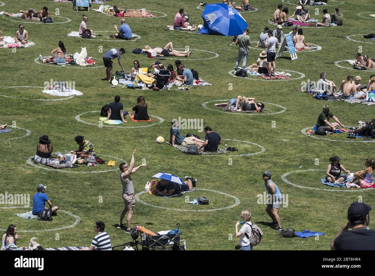 San Francisco, Stati Uniti. 24 maggio 2020. I gruppi si trovano in circoli preselezionati nel Delores Park di San Francisco sabato 23 maggio 2020. Il clima caldo e un fine settimana di vacanza hanno portato fuori migliaia per esercitarsi i loro propri marchi di distanza sociale. Photo by Terry Schmitt/UPI Credit: UPI/Alamy Live News Foto Stock