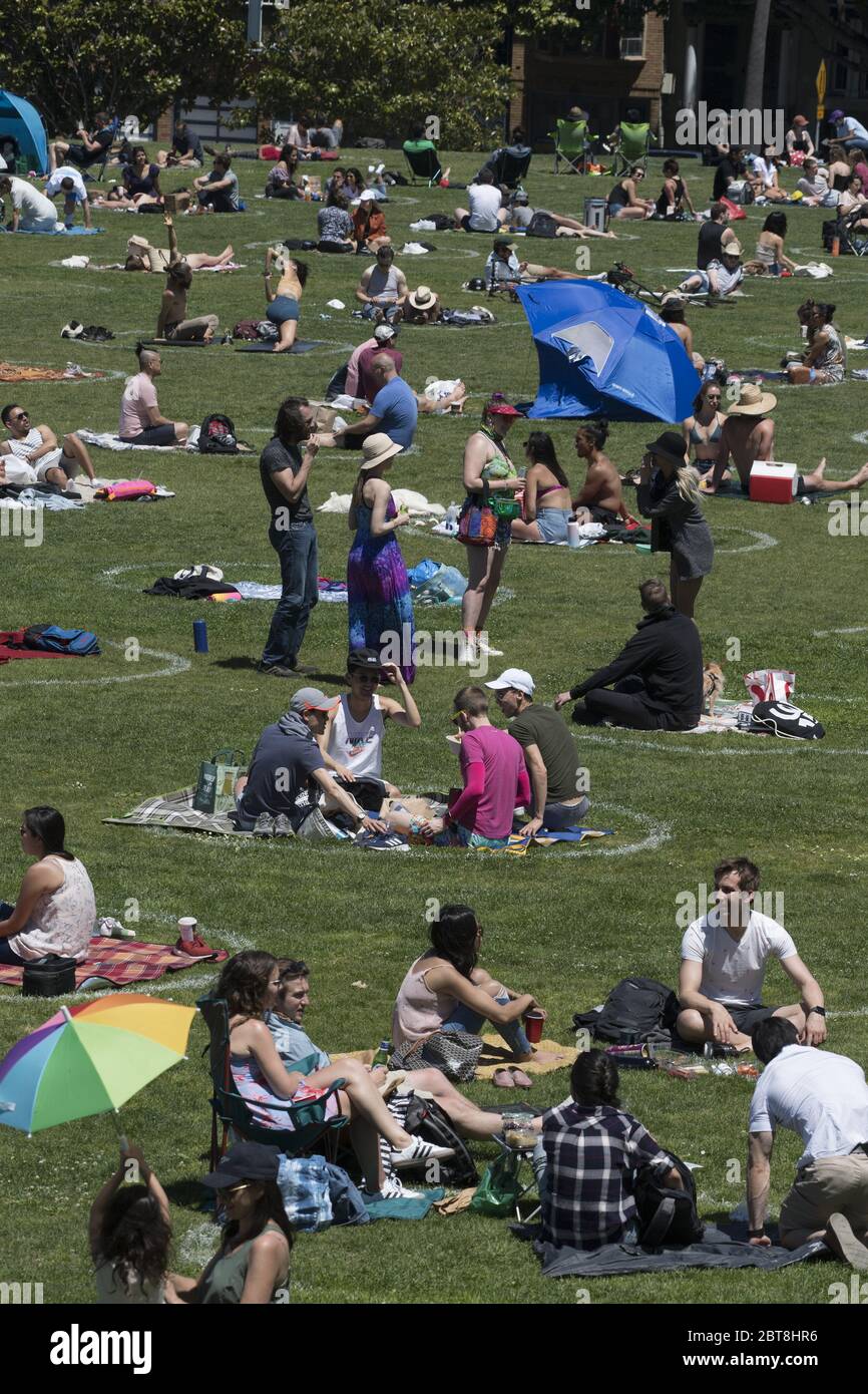 San Francisco, Stati Uniti. 24 maggio 2020. I gruppi si trovano in circoli preselezionati nel Delores Park di San Francisco sabato 23 maggio 2020. Il clima caldo e un fine settimana di vacanza hanno portato fuori migliaia per esercitarsi i loro propri marchi di distanza sociale. Photo by Terry Schmitt/UPI Credit: UPI/Alamy Live News Foto Stock