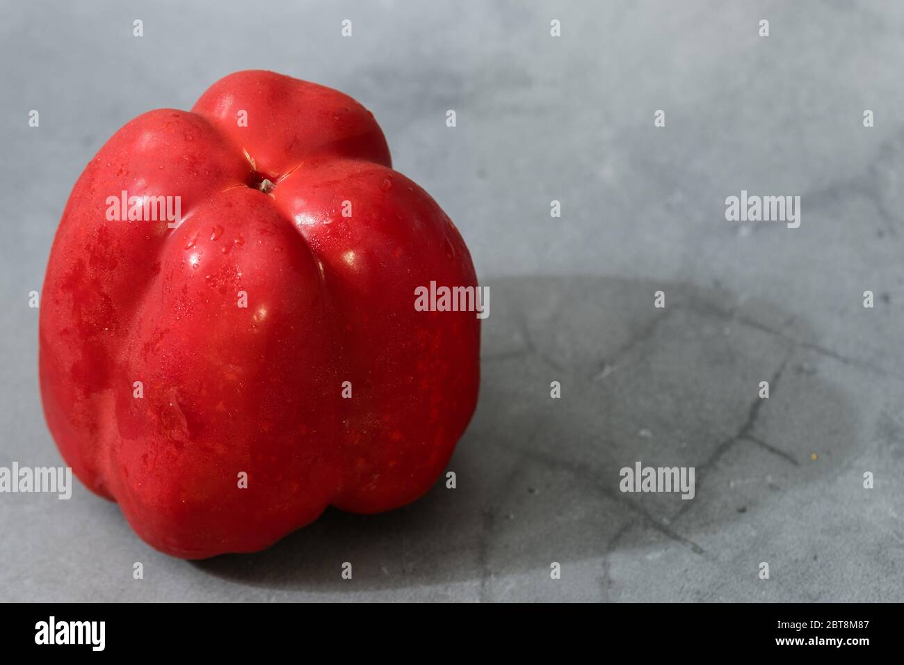 Pepe rosso grande su sfondo bianco isolato Foto Stock