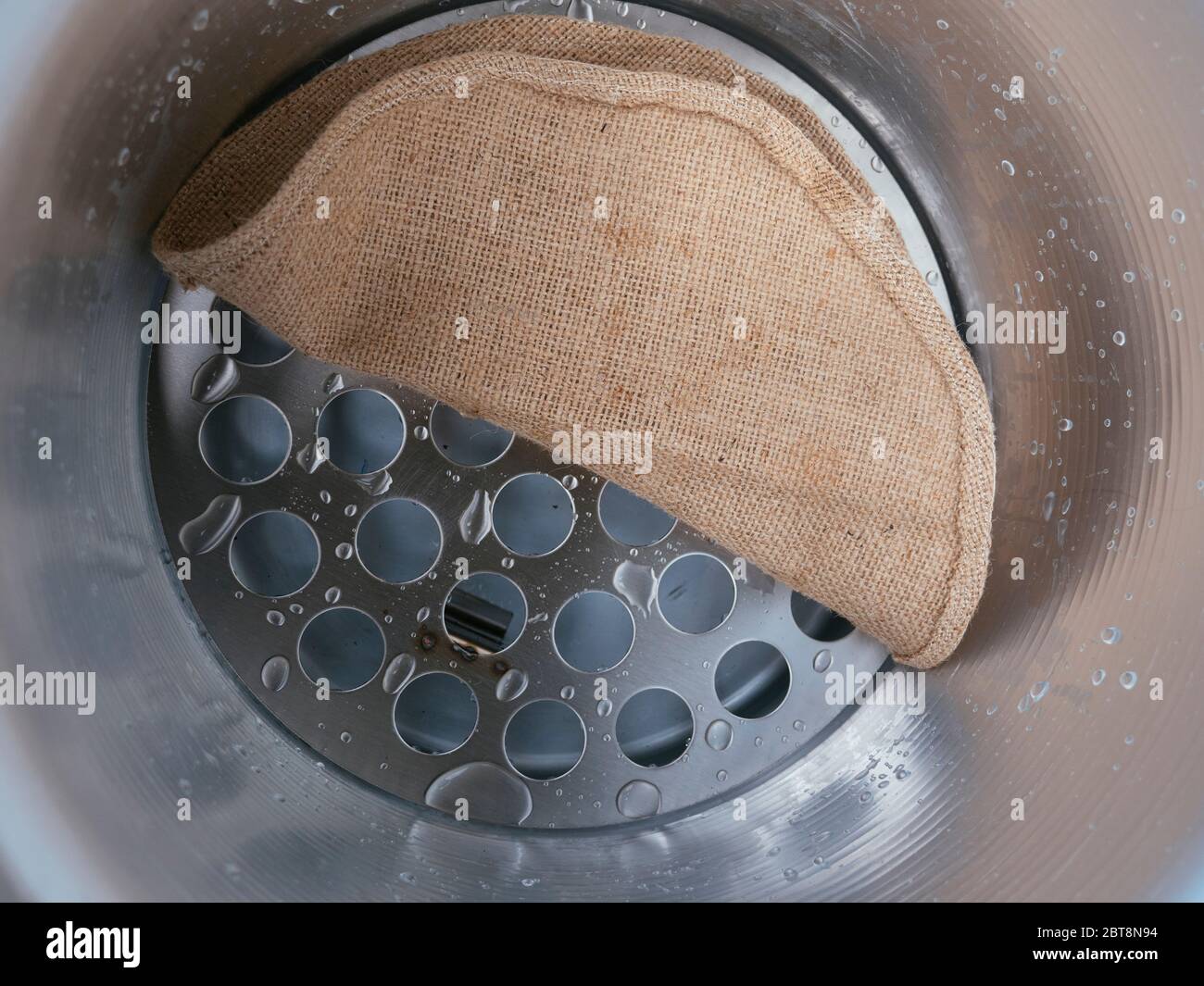 All'interno di una pentola di vaporiera di terreno con rastrelliera e tessuto di iuta. Foto Stock