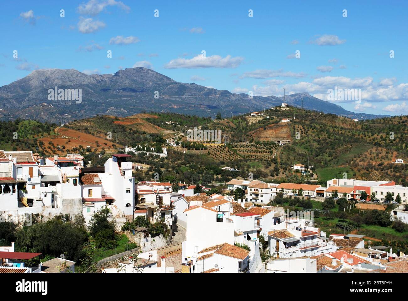 Vista sui tetti della città verso la montagna, Guaro, provincia di Malaga, Andalusia, Spagna, Europa occidentale. Foto Stock