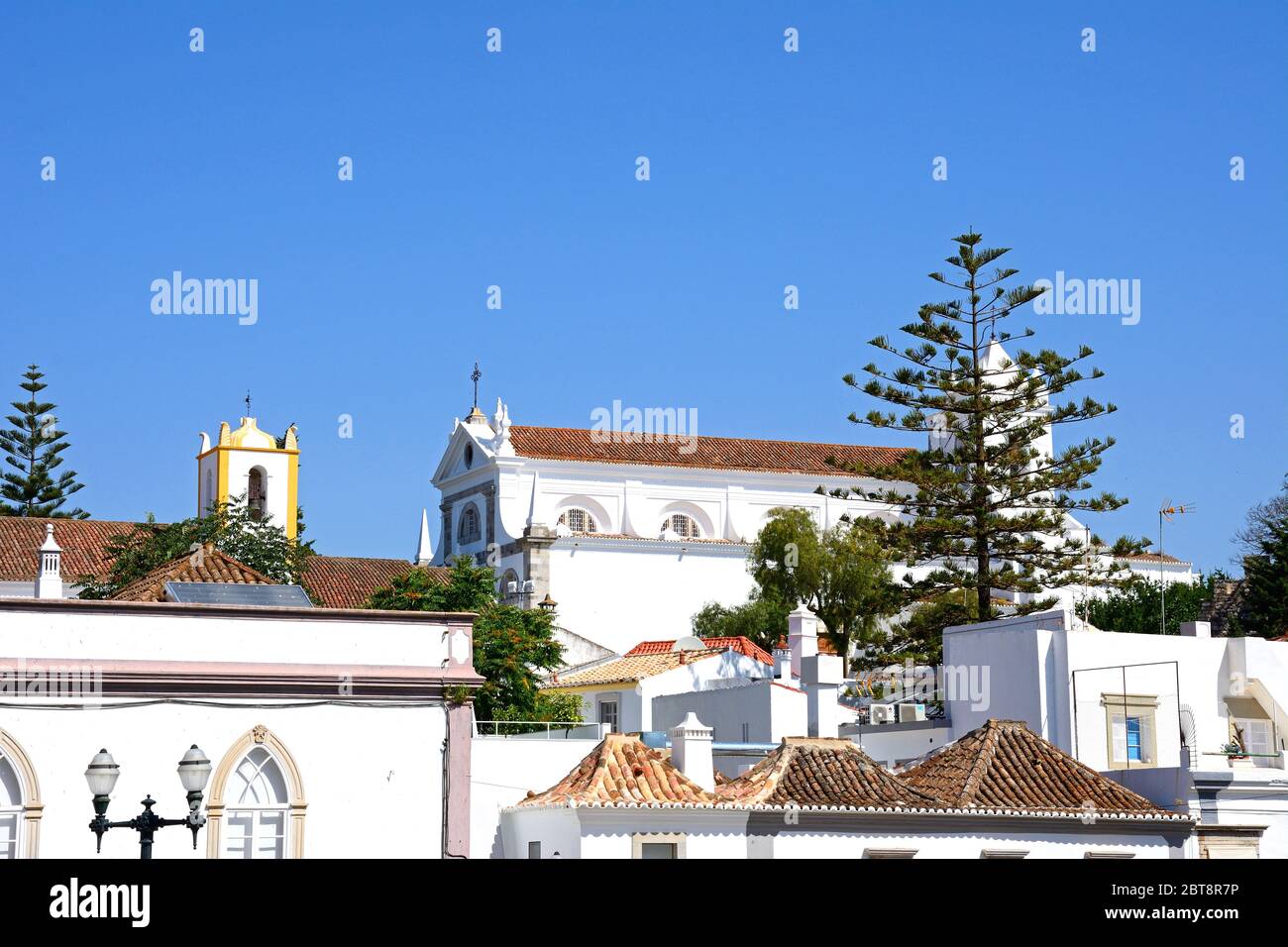 Edifici del centro storico con la chiesa di Santa Maria e bastioni del castello sul retro., Tavira, Algarve, Portogallo, Europa. Foto Stock