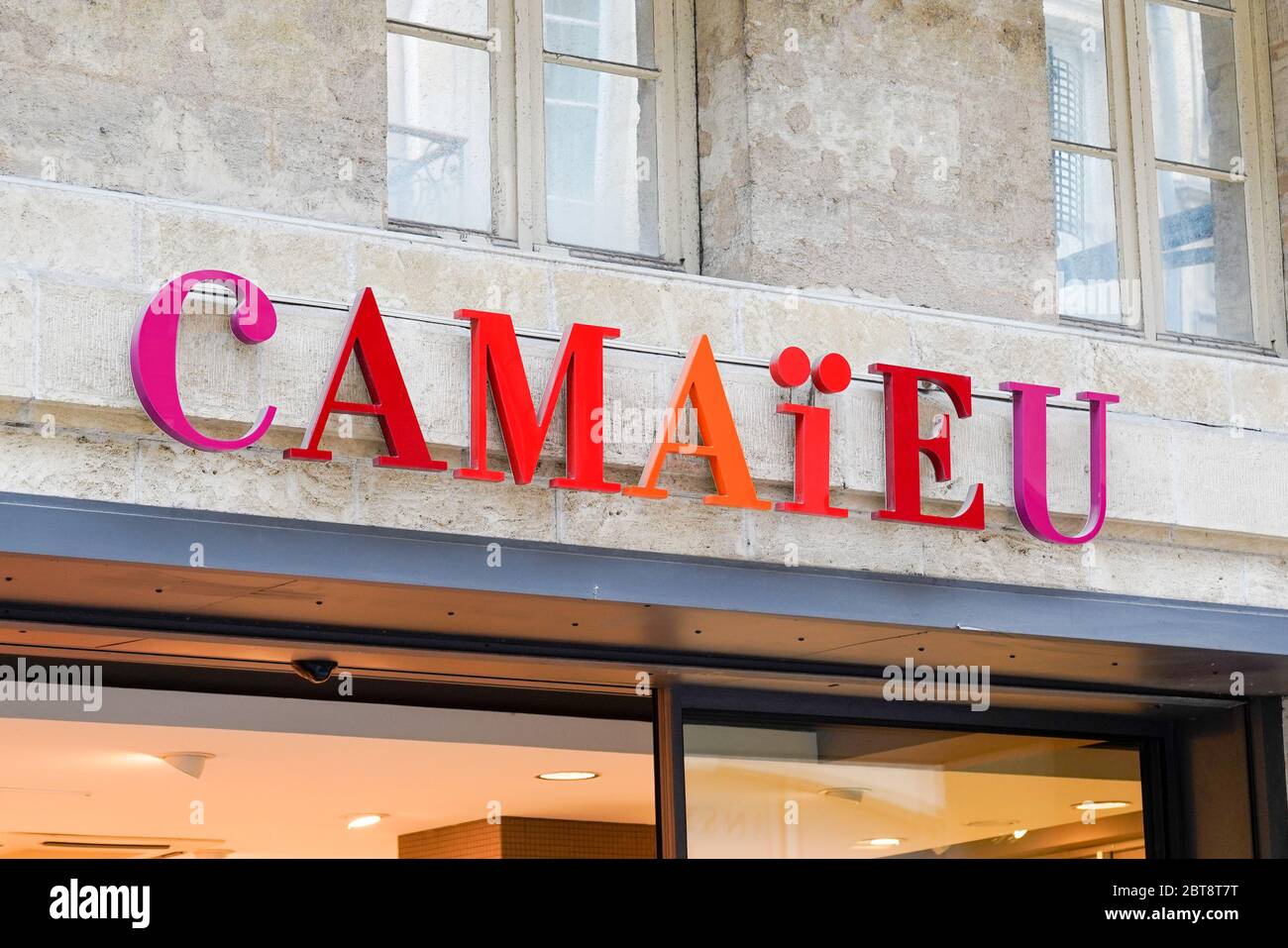 Bordeaux , Aquitaine / Francia - 05 05 2020 : Camaieu logo negozio di Camaïeu negozio segno in centro commerciale per le donne di moda Foto Stock
