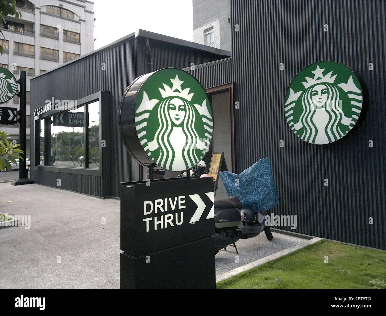 KAOHSIUNG, TAIWAN -- 3 MARZO 2020: Una filiale della popolare catena di caffetterie Starbucks nella città portuale meridionale di Kaohsiung. Foto Stock