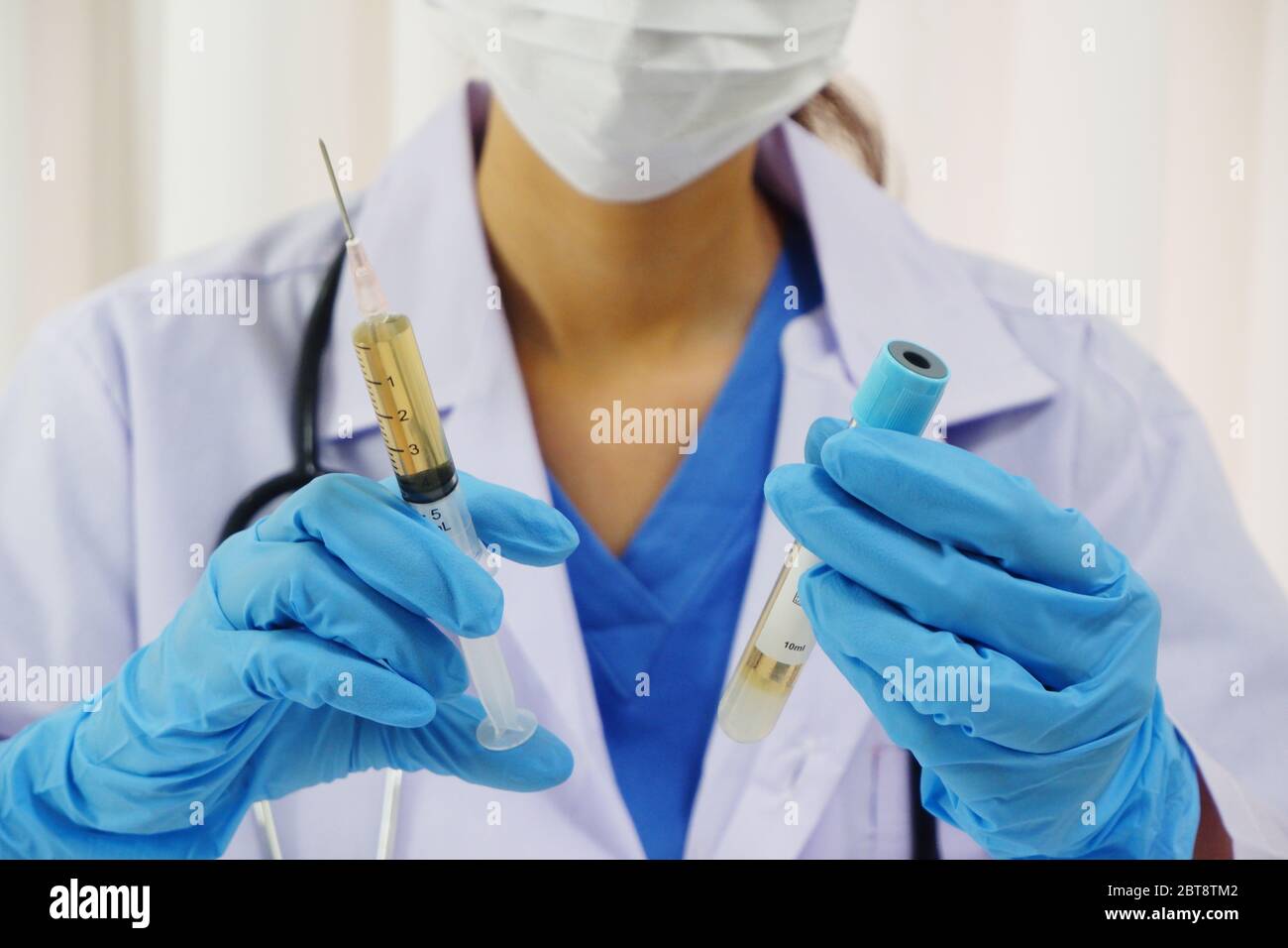 Dottore femminile che lavora in laboratorio per l'analisi del vaccino per la covid19 pandermica Foto Stock
