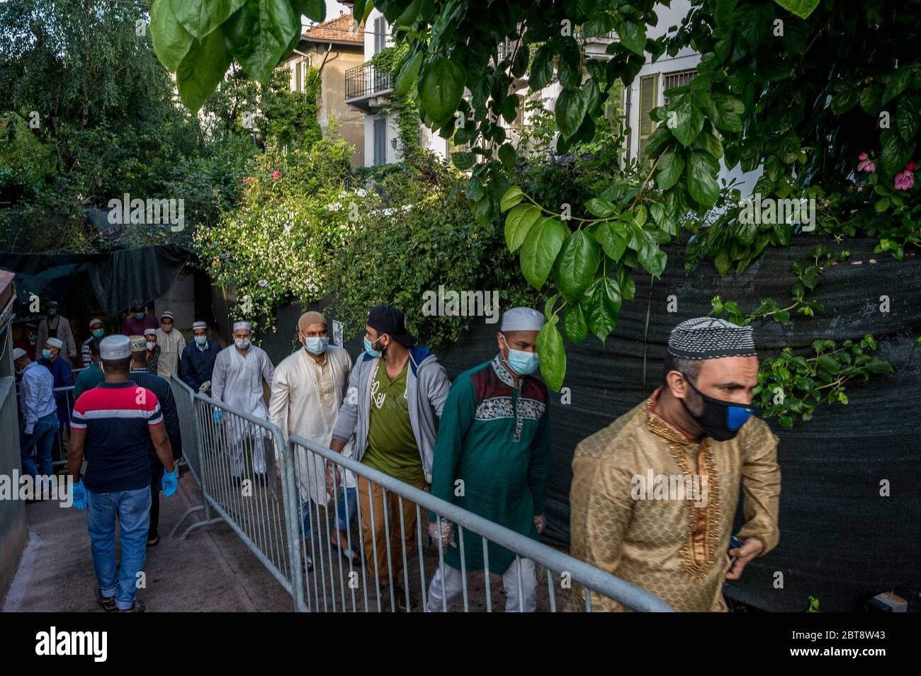 Milano. La comunità musulmana celebra la fine del Ramadan per l'Islam in Via Giacomo Carissimi (Carlo Cozzoli/Fotogramma, Milano - 2020-05-24) p.s. la foto e' utilisabile nel messaggio del contenuto in cui e' stata attaccata, e senza intendimento difamatorio del decoro delle persone presentate Foto Stock