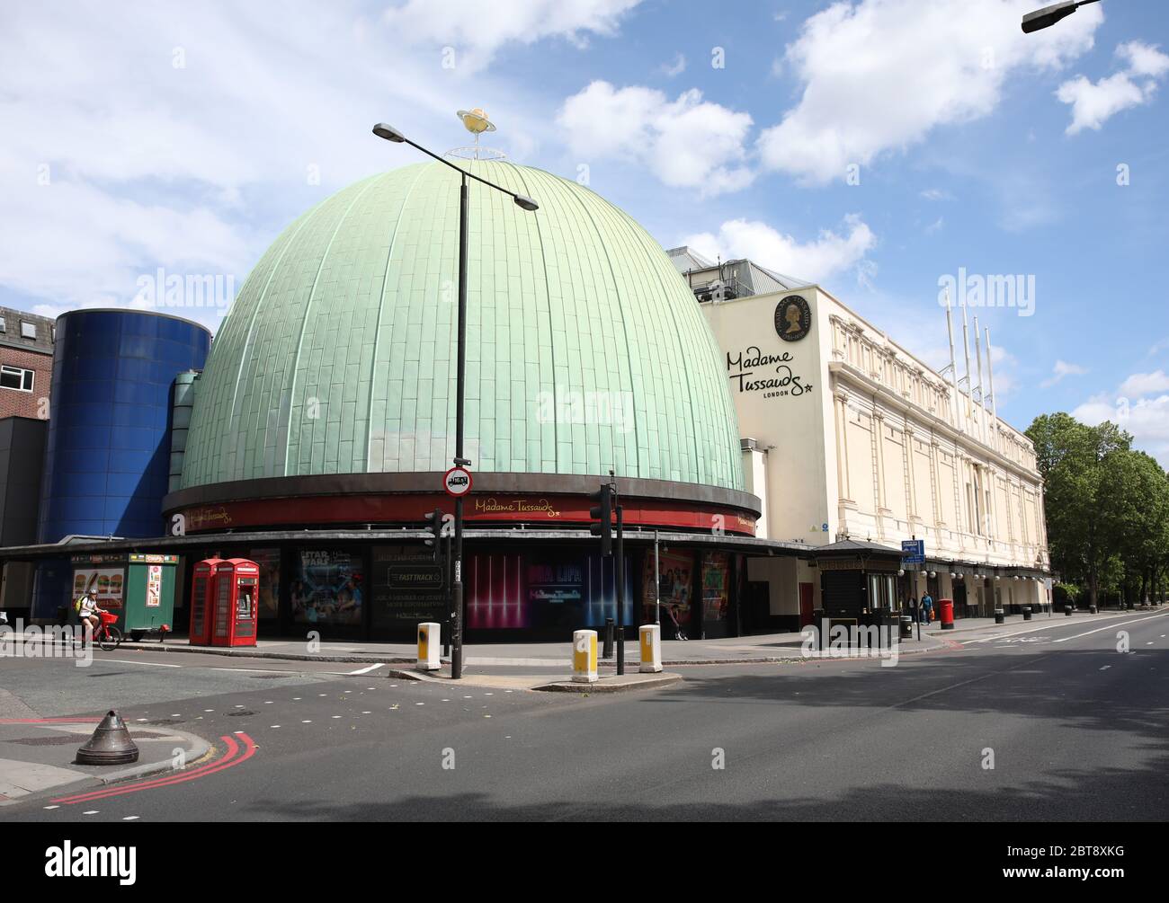 Londra, Regno Unito. 23 maggio 2020. Sessantesimo giorno uno di Lockdown, a Londra. Madame Tussauds rimane chiuso. Anche se vi è stata una parziale rimozione della chiusura, ci sono ancora molti negozi che devono rimanere chiusi, tra cui barbiere e parrucchiere saloni, ma più persone sembrano essere fuori e circa per le strade e in campagna. COVID-19 Coronavirus lockdown, Londra, UK, on May 23, 2020 Credit: Paul Marriott/Alamy Live News Foto Stock