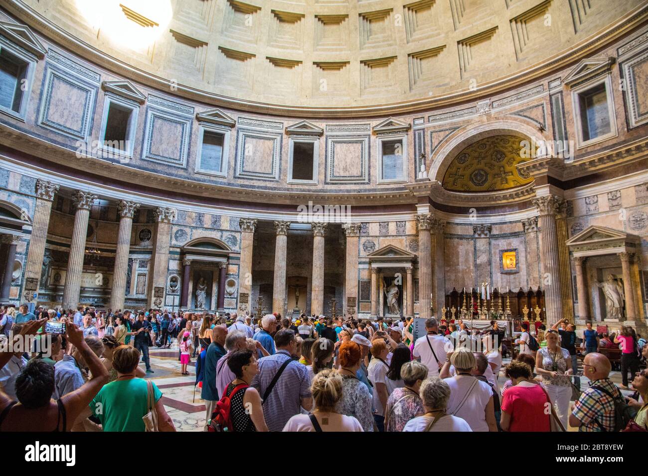 Folle di turisti nel Pantheon di Roma Italia Foto Stock