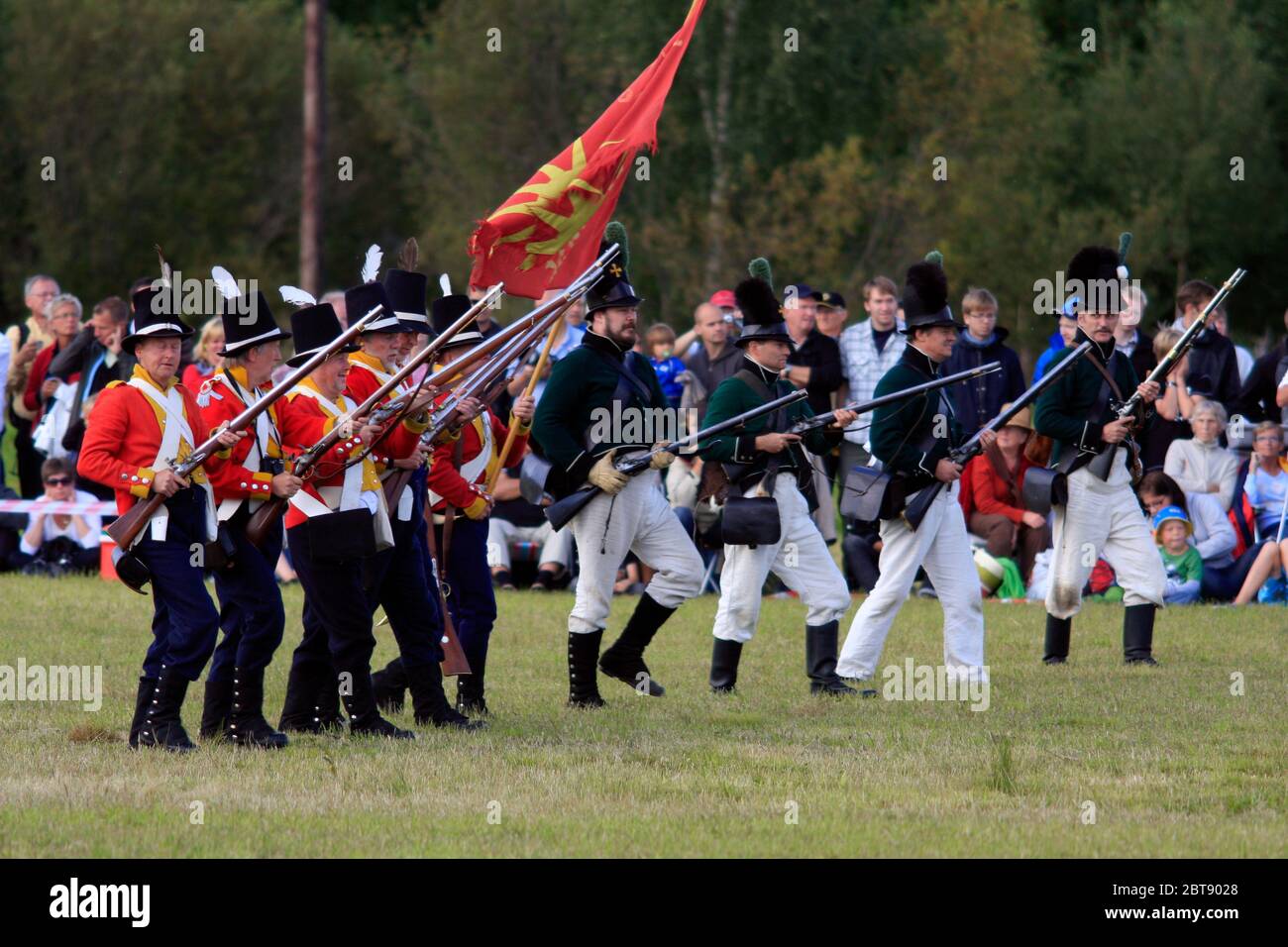 SAVAR, SVEZIA IL 19 AGOSTO 2009. Celebrazione della Pace 1809 - 2009 a Savar, Svezia con truppe militari. Persone non identificate. Uso editoriale! Foto Stock