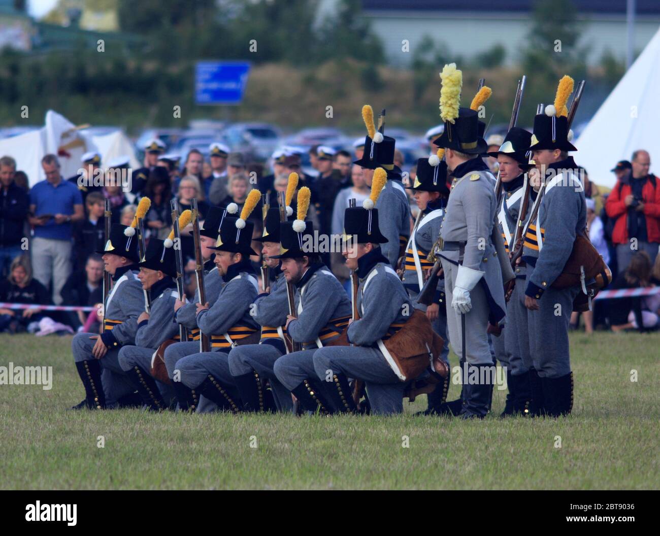 SAVAR, SVEZIA IL 19 AGOSTO 2009. Celebrazione della Pace 1809 - 2009 a Savar, Svezia con truppe militari. Persone non identificate. Uso editoriale! Foto Stock