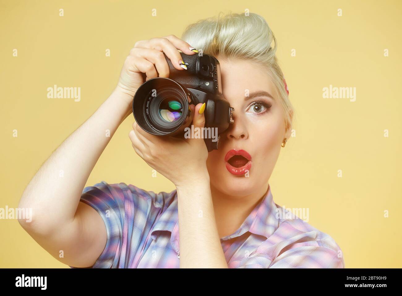 Una foto della ragazza con una fotocamera Foto Stock