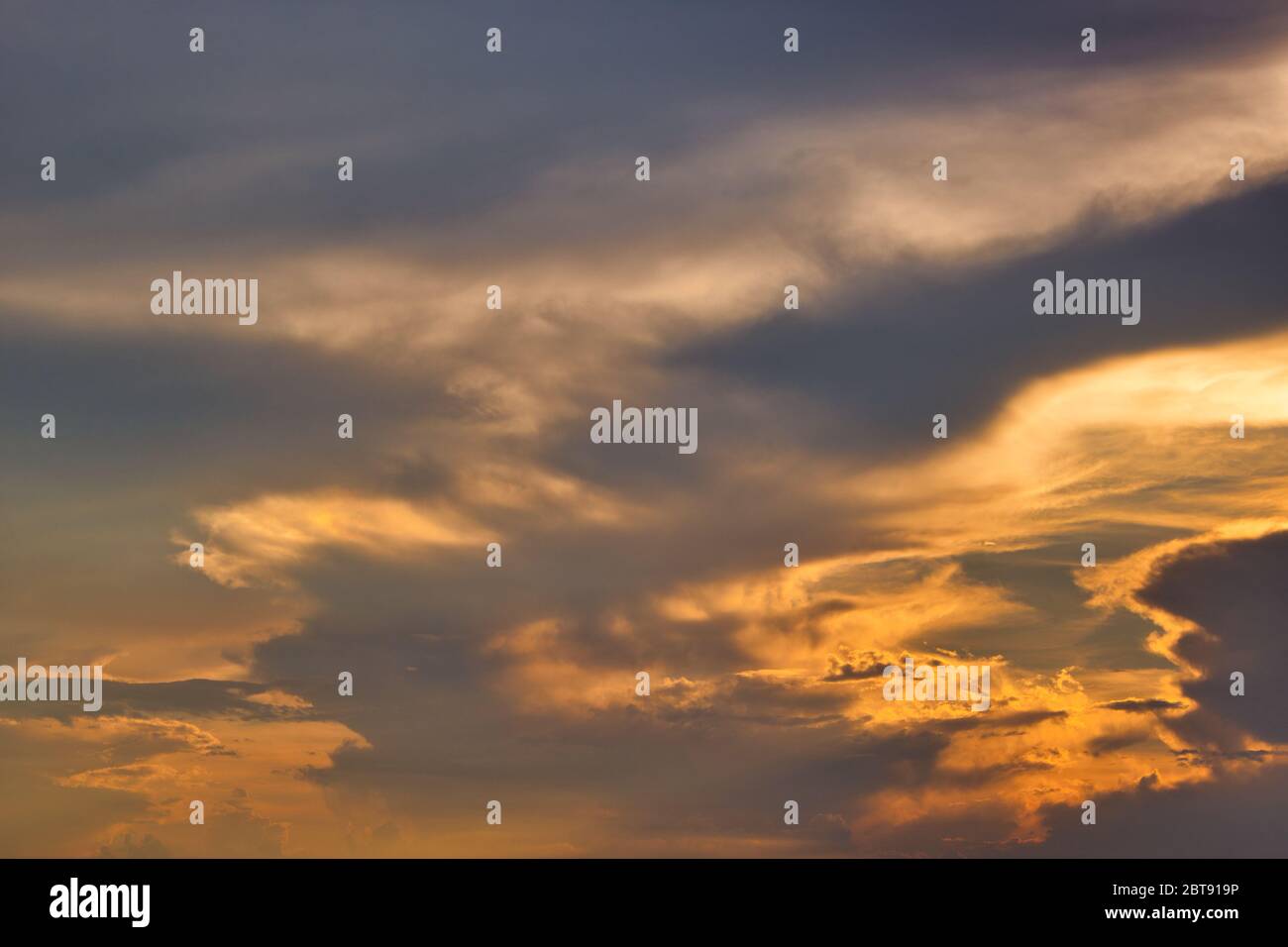 Questa foto unica mostra un cielo rosso acceso al tramonto con una struttura a nube. La foto è stata scattata in Thailandia a Hua Hin! Foto Stock