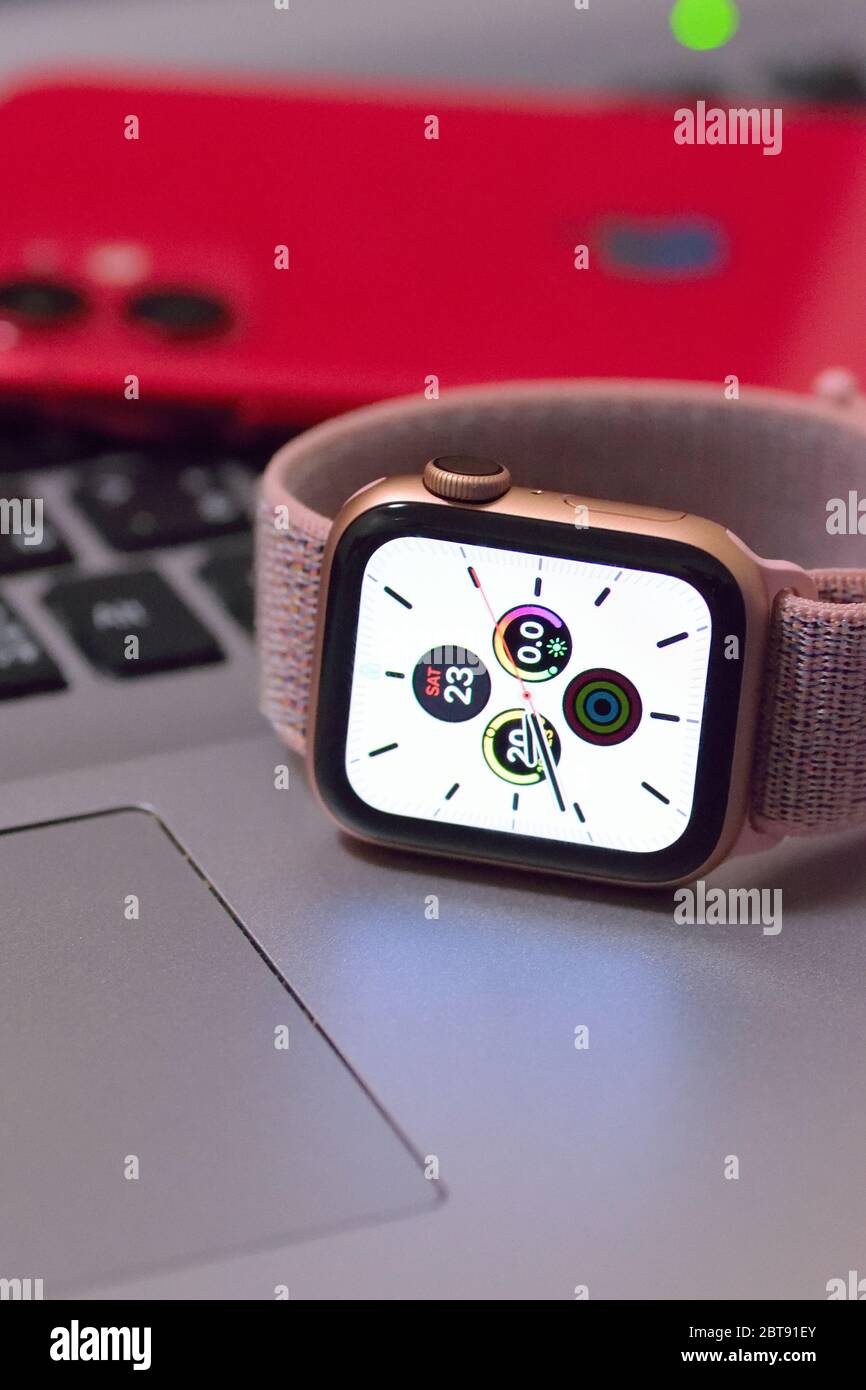 Apple Watch 5 con iPhone 11 in background sfocato. Ogni anno vengono seguiti eventi di successo nuovi orologi Apple e iPhone Foto Stock