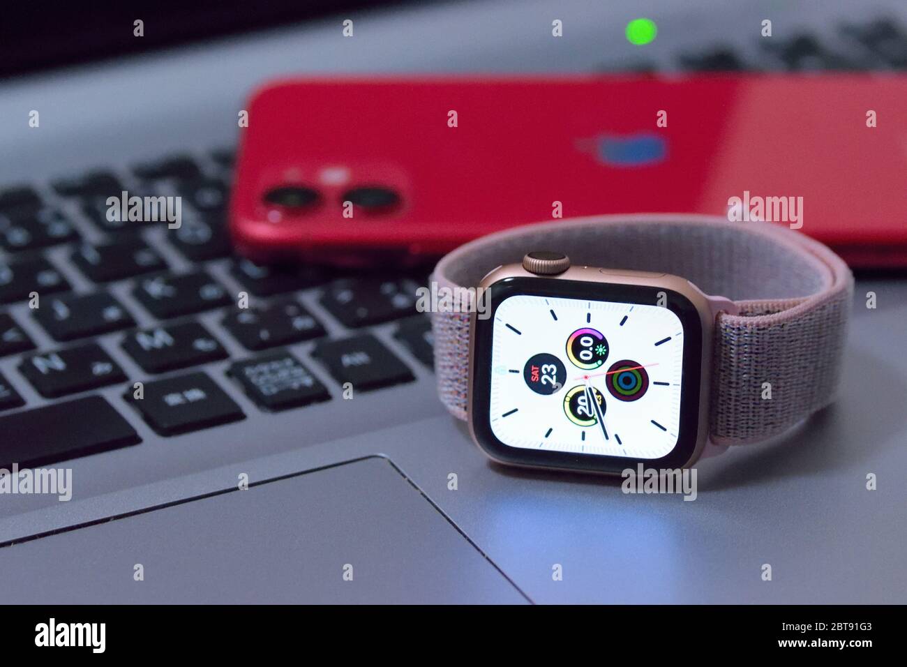 Apple Watch 5 con iPhone 11 in background sfocato. Ogni anno vengono  seguiti eventi di successo nuovi orologi Apple e iPhone Foto stock - Alamy