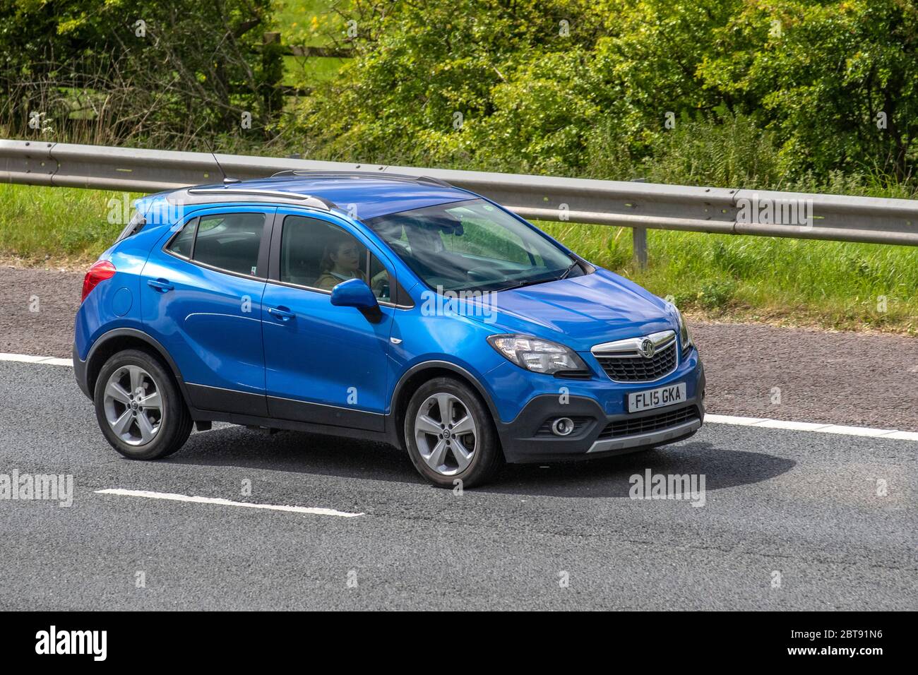 2015 Blue Vauxhall Mokka Tech Line CDTI S/S; veicoli veicolari in movimento, automobili in Inghilterra, veicoli in viaggio su strade britanniche, motori, automobilisti, automobilisti sulla M6 autostrada a Manchester. Foto Stock