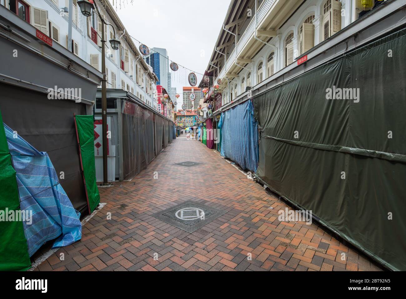 Chiusa la lotta d'affari con affitti come il turismo ha preso un brusco immerso negli ultimi mesi. Tutte le vendite al dettaglio devono essere chiuse. Chinatown, Singapore. Foto Stock