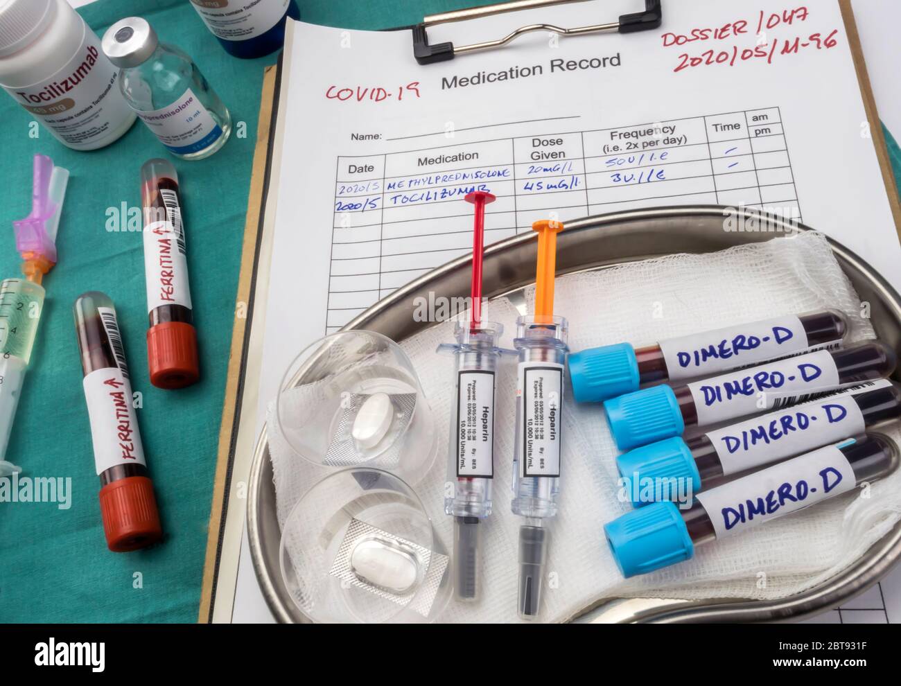 Tocilizumab e farmaci eparinici per pazienti con covid-19 con dimero-D elevato nel sangue, immagine concettuale, contenitori di farmaci generici senza marchio e ipotio Foto Stock