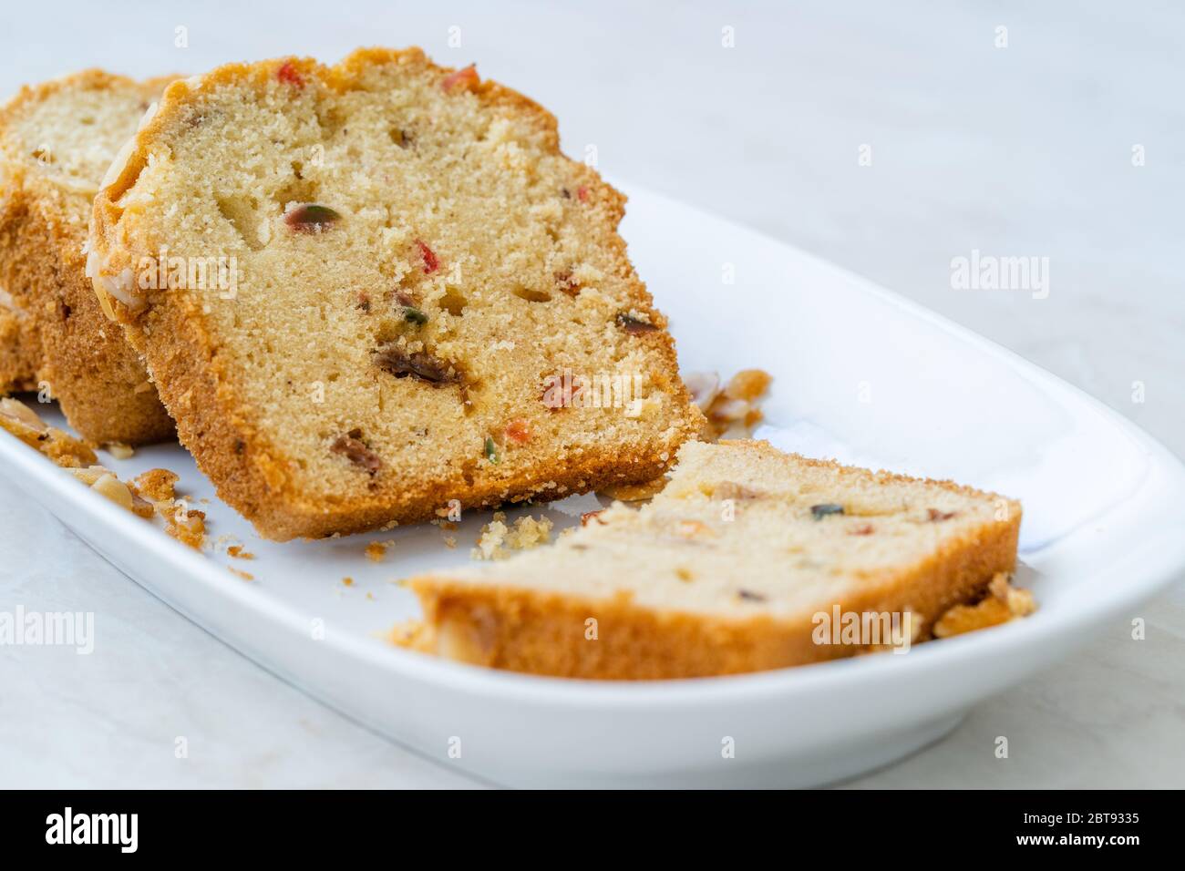Torta secca alla frutta alla turca con fette di nocciola / torta in sterline con frutta secca. Pronto a mangiare. Foto Stock