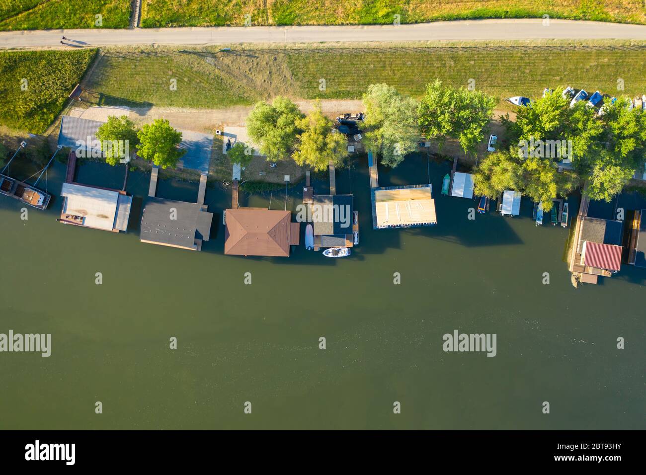 Vita idilliaca vicino alla natura. Case galleggianti sul fiume Tisza a Tiszafured, Ungheria. Foto Stock