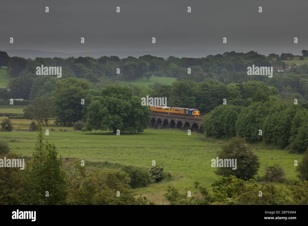 Grande logo blu conservato locomotiva classe 37 37025 trasporto di una rete di Colas infrastrutture ferroviarie monitoraggio treno attraversamento Melling viadotto Foto Stock