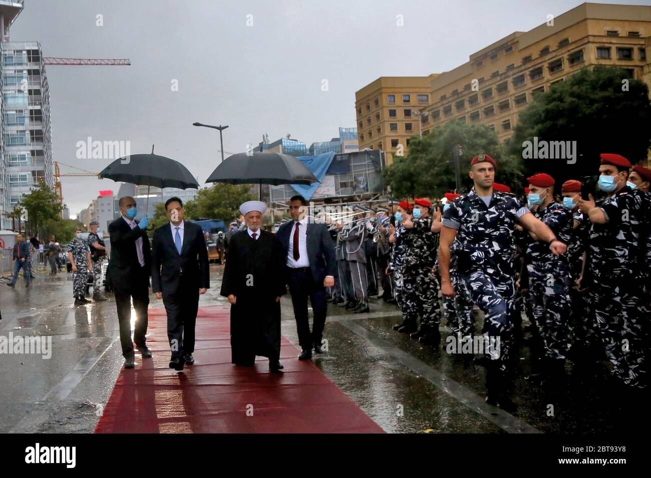 Beirut, Libano. 24 maggio 2020. Il primo ministro libanese Hassan Diab (L) e il Gran Mufti Abed al-Latif Derian esaminano le truppe d'onore al loro arrivo nella moschea di Mohamad al-Amin per eseguire la preghiera di Eid al-fitr segnando la fine del mese santo del Ramadan. Le celebrazioni dei tre giorni del festival sono state attenuate a causa dell'epidemia di coronavirus. Credit: Marwan Naamani/dpa/Alamy Live News Foto Stock