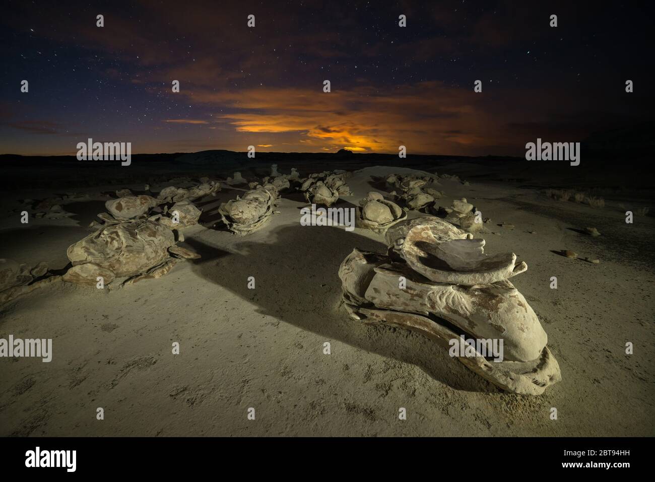 Bisti o De-Na-Zin Wilderness Area o badlands che mostrano formazioni rocciose uniche formate da erosione di notte, New Mexico, USA Foto Stock