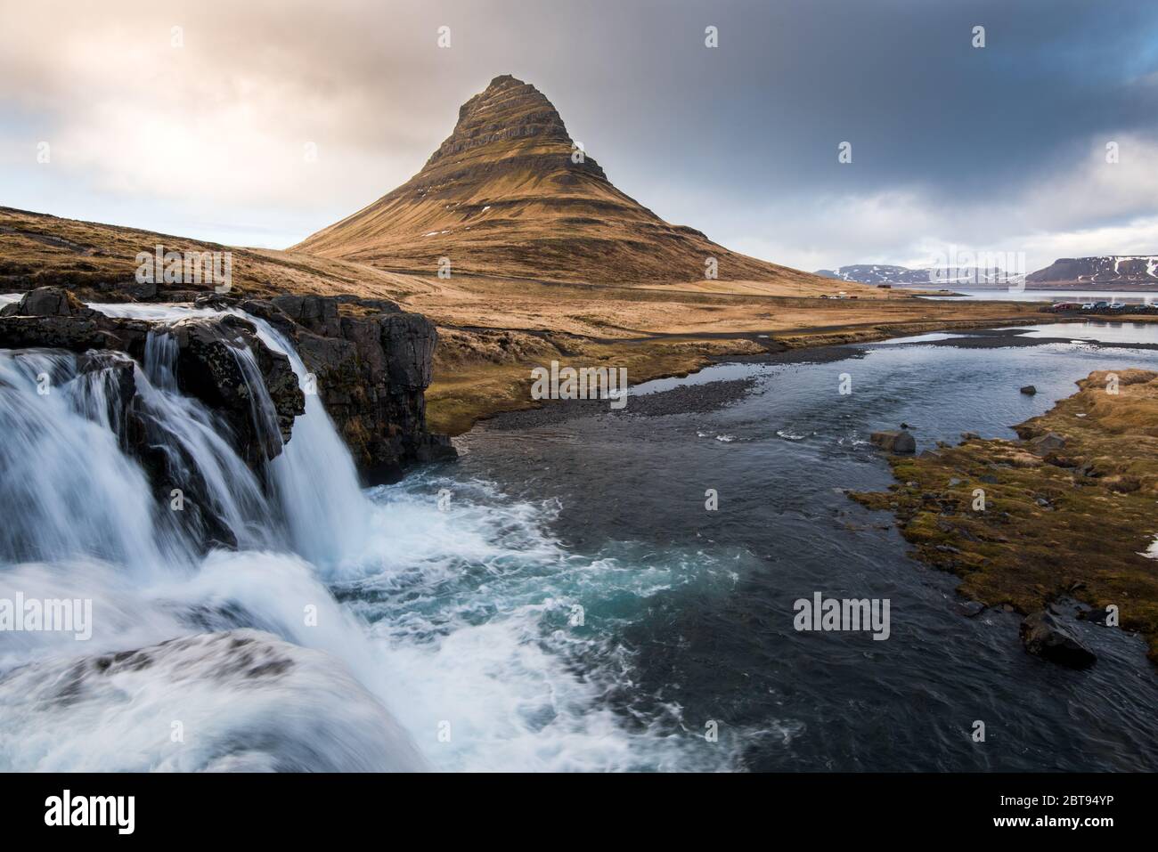La Montagna Kirkjufell E La Cascata Kirkjufellfoss A Grundarfjordur la-montagna-kirkjufell-e-la-cascata-kirkjufellfoss-a-grundarfjordur