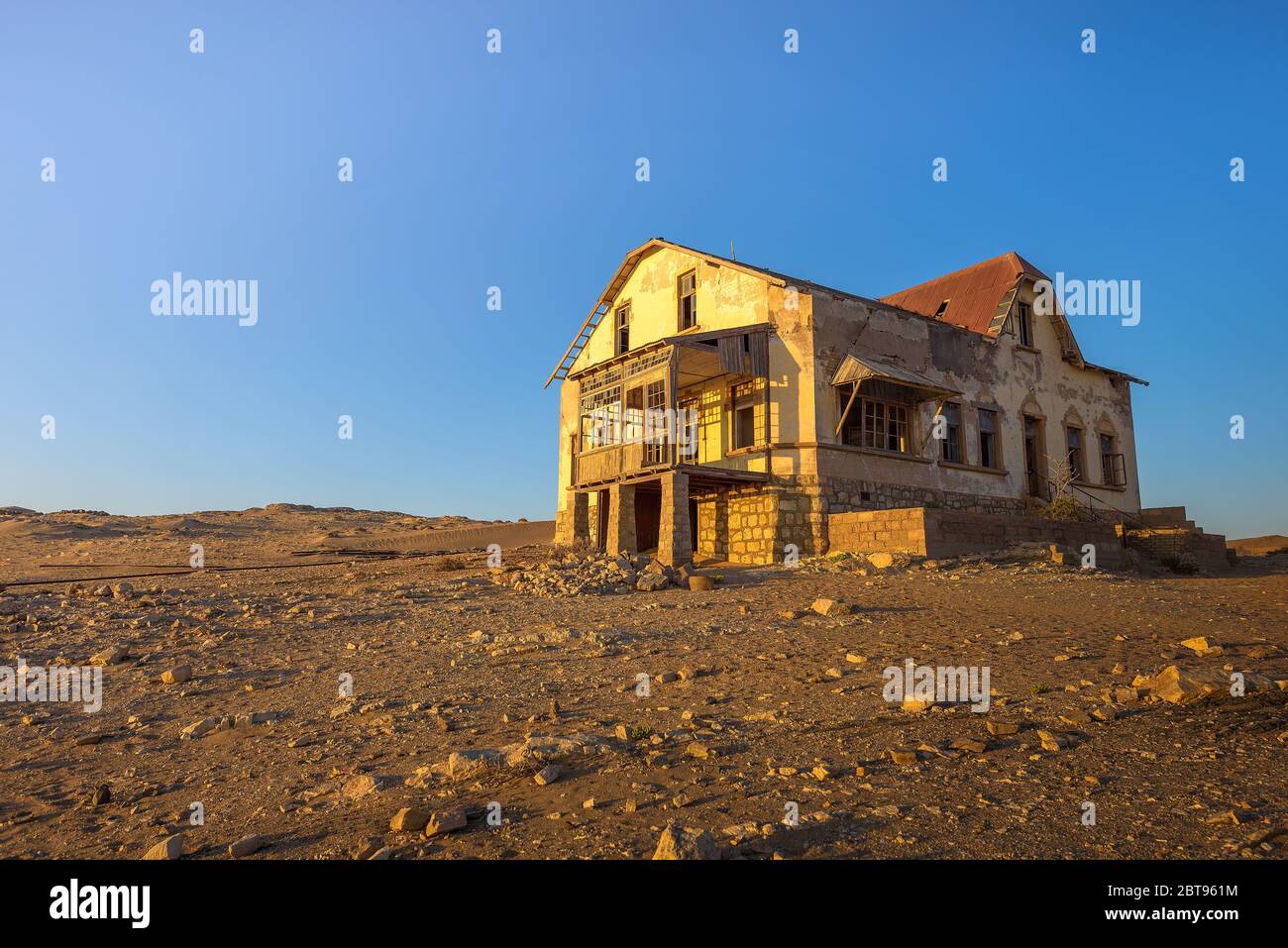 Sunrise al di sopra di una casa abbandonata in Kolmanskop città fantasma, Namibia Foto Stock