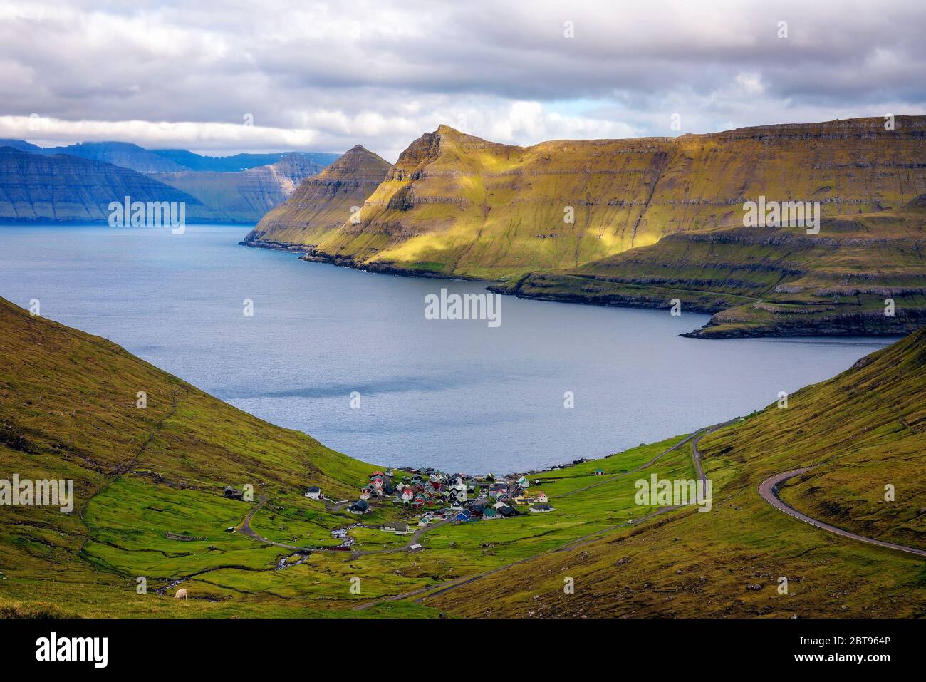 Panorama delle montagne intorno al villaggio di Funningur sulle Isole Faroe Foto Stock