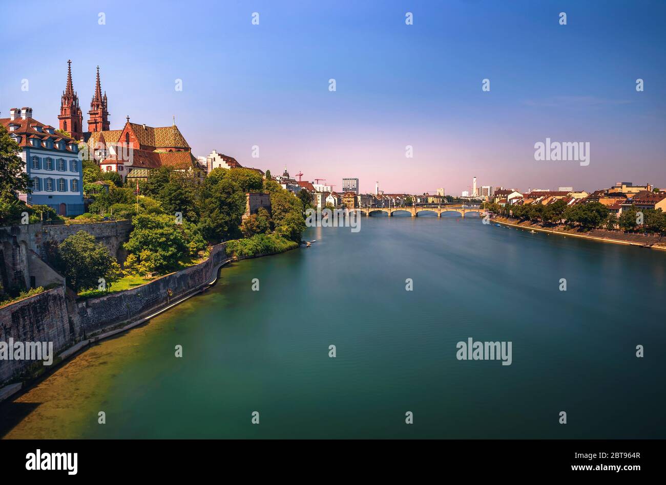 Città vecchia di Basilea, la cattedrale di Munster e il fiume Reno in Svizzera Foto Stock