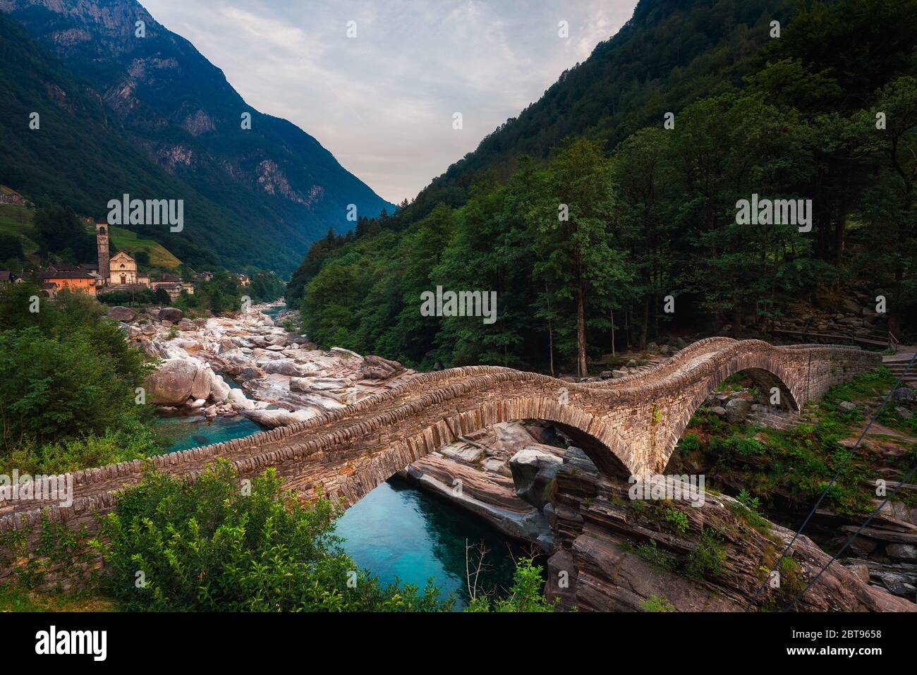 Ponte storico chiamato Ponte dei salti nel villaggio di Lavertezzo, in Svizzera Foto Stock