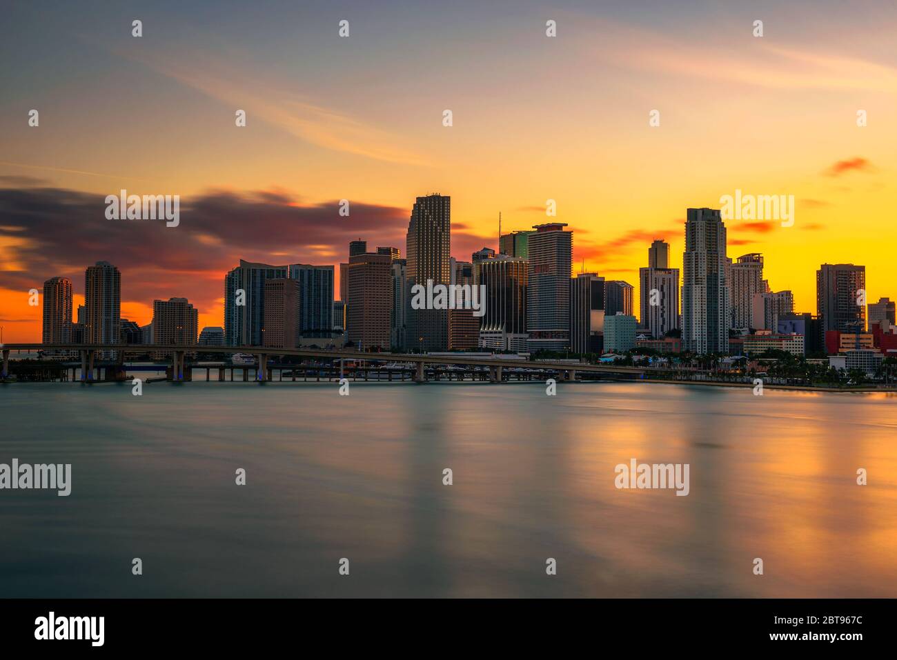 Tramonto sopra lo skyline del centro di Miami e la baia di Biscayne Foto Stock