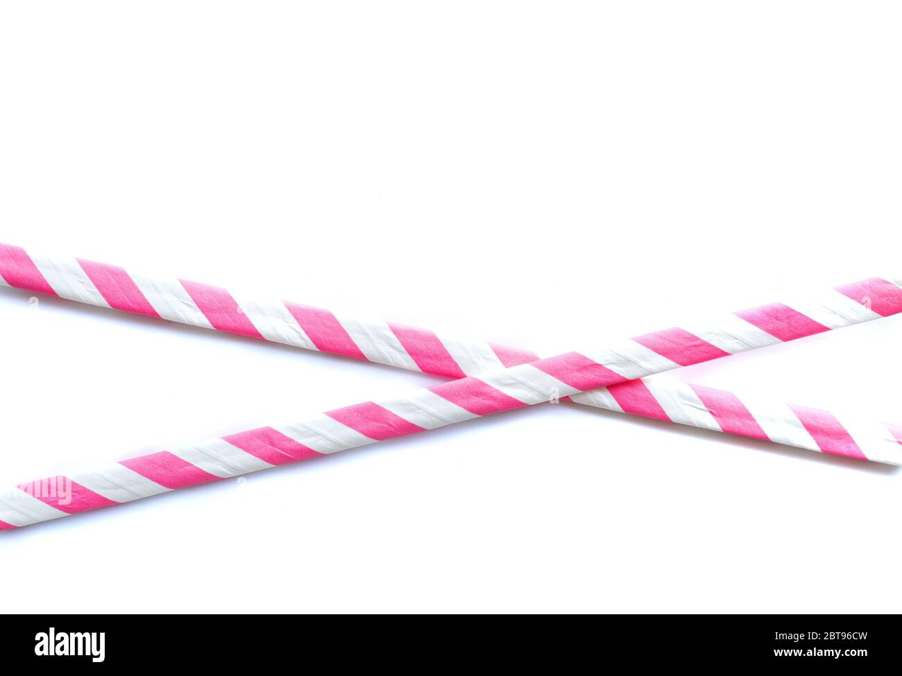 Due cannucce rosse e bianche incrociate come simbolo di avvertenza di protezione, per attirare l'attenzione, nessun nastro di entrata su sfondo bianco Foto Stock