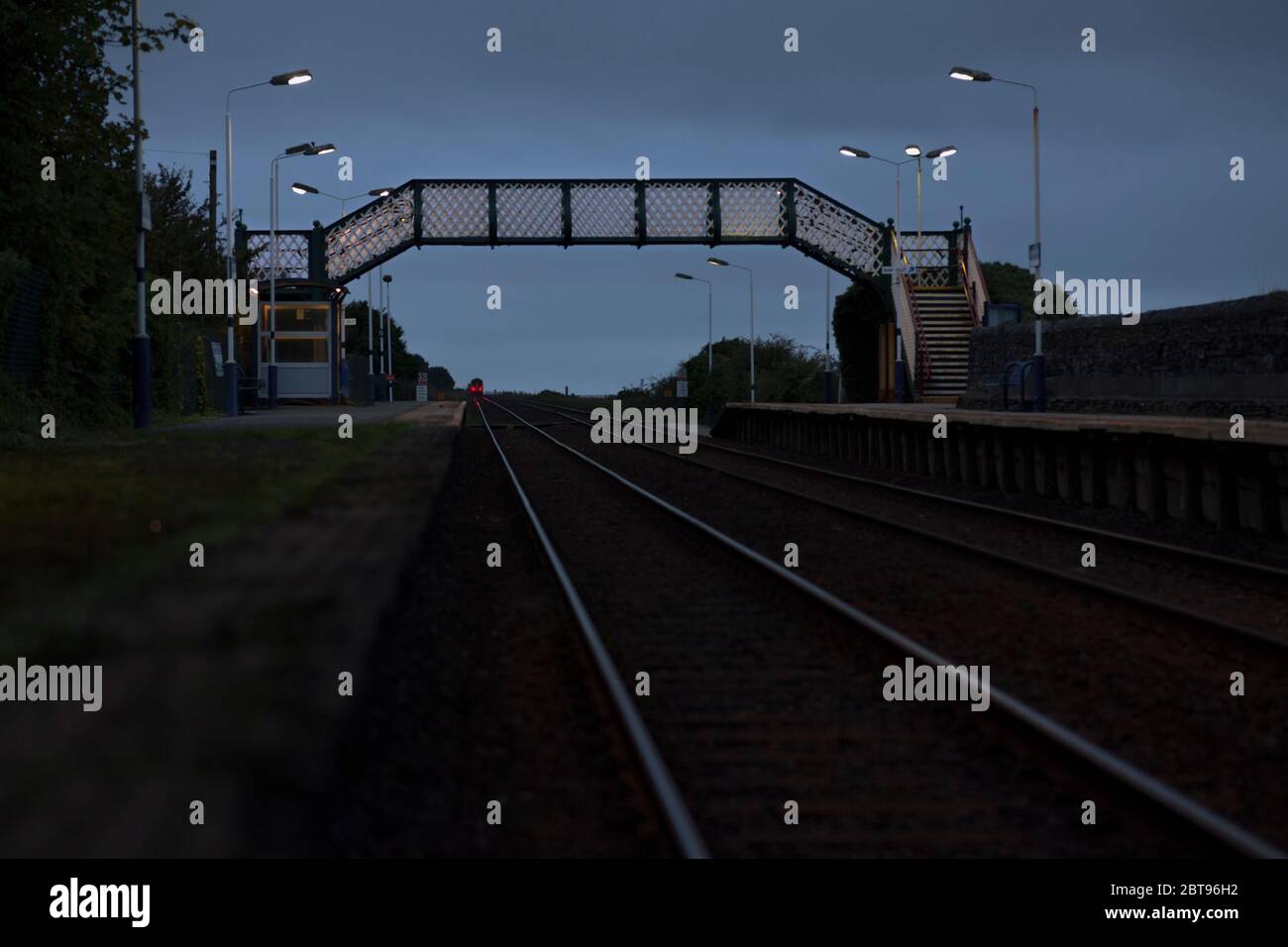 Treno sprinter classe 156 della Northern Rail con partenza dalla stazione ferroviaria di Kirkby a Furness sulla linea ferroviaria della Cumbria Coast al crepuscolo Foto Stock