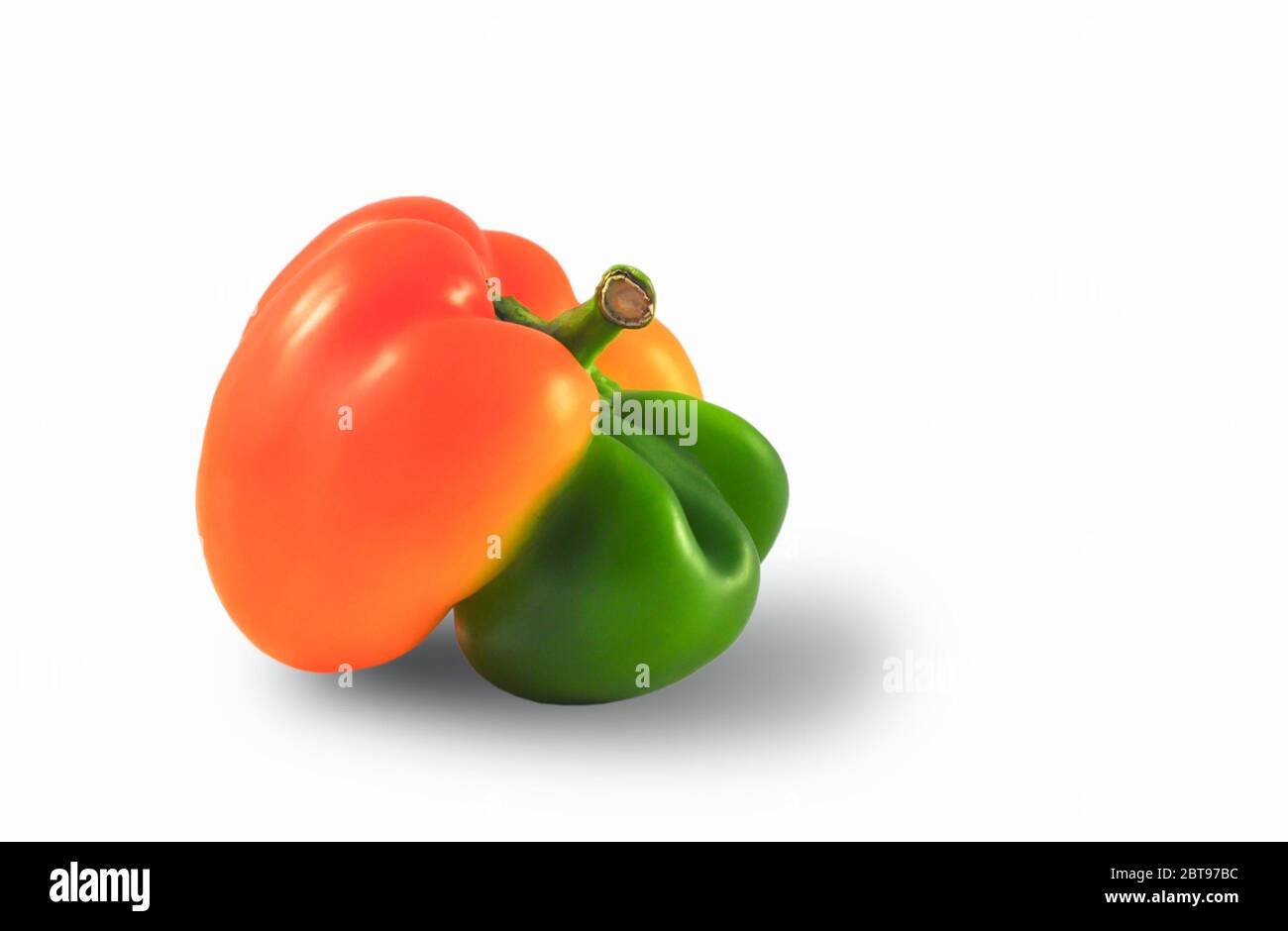 pepe giallo-verde brutto di forma insolita su sfondo bianco, primo piano, orientamento orizzontale, spazio di copia. isolato. Foto Stock