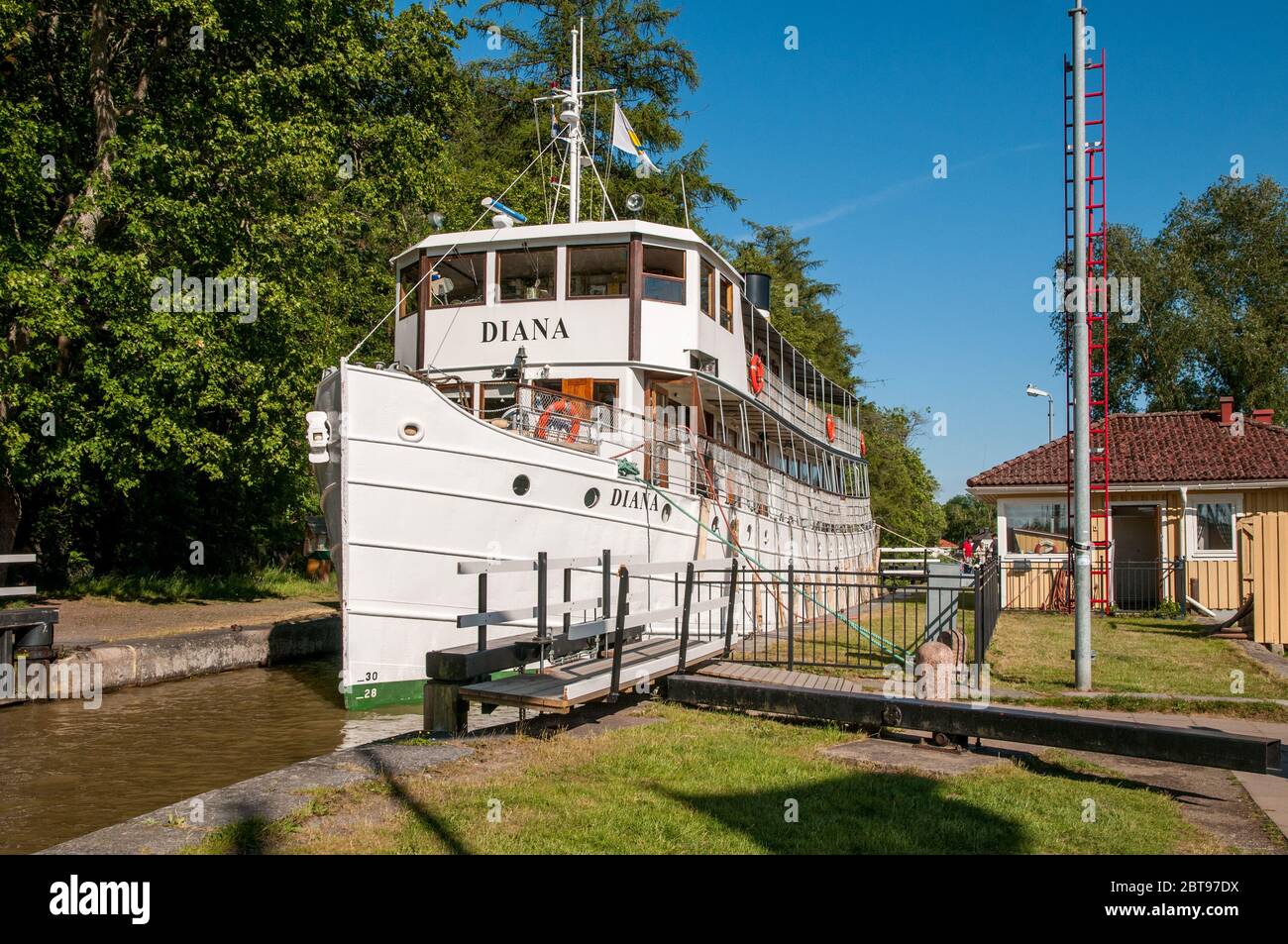 M/S Diana crusca il canale di Göta in una giornata estiva di sole nella storica piccola città di Söderköping, Svezia. La nave fu costruita nel 1931. Foto Stock