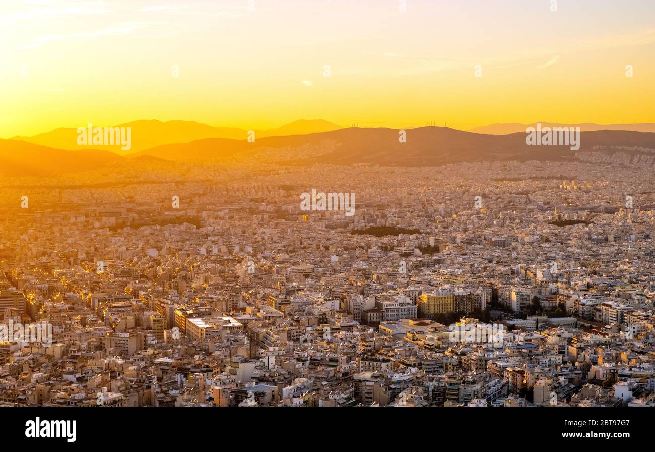 Atene, Attica / Grecia - 2018/04/02: Vista panoramica del tramonto sulla metropoli di Atene con il Monte Aigaleo sullo sfondo visto dalla collina di Lycabettus Foto Stock