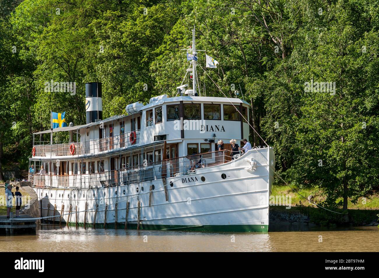 M/S Diana crusca il canale di Göta in una giornata estiva di sole nella storica piccola città di Söderköping, Svezia. La nave fu costruita nel 1931. Foto Stock