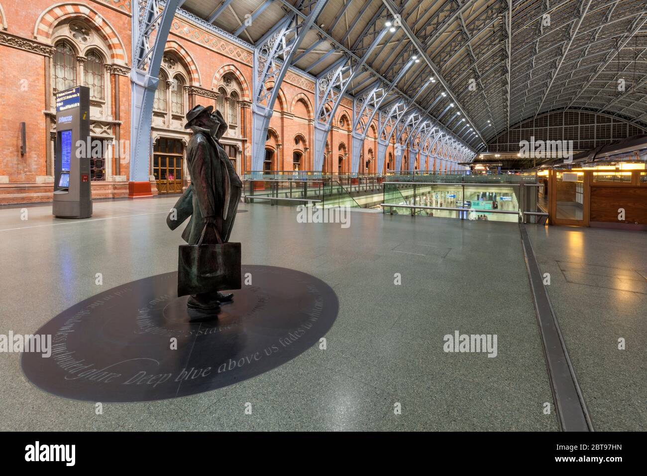 16/01/2019 Londra St Pancras stazione Statua di Sir John Betjeman, accreditato di salvare la stazione dalla demolizione Foto Stock