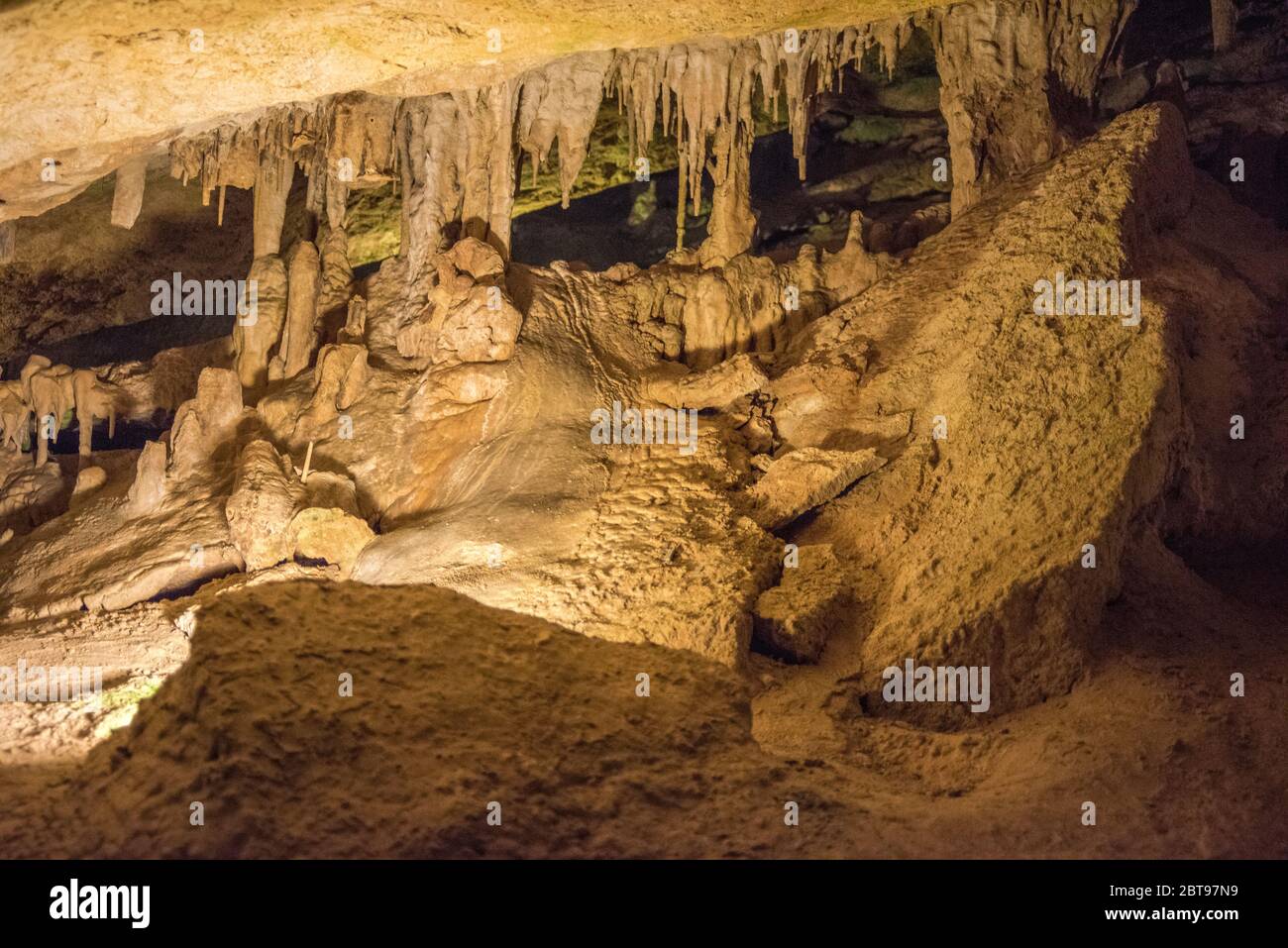 Una visita alla grotta stalattitica di Ibiza che fu utilizzata dai contrabbandieri al tempo. Foto Stock