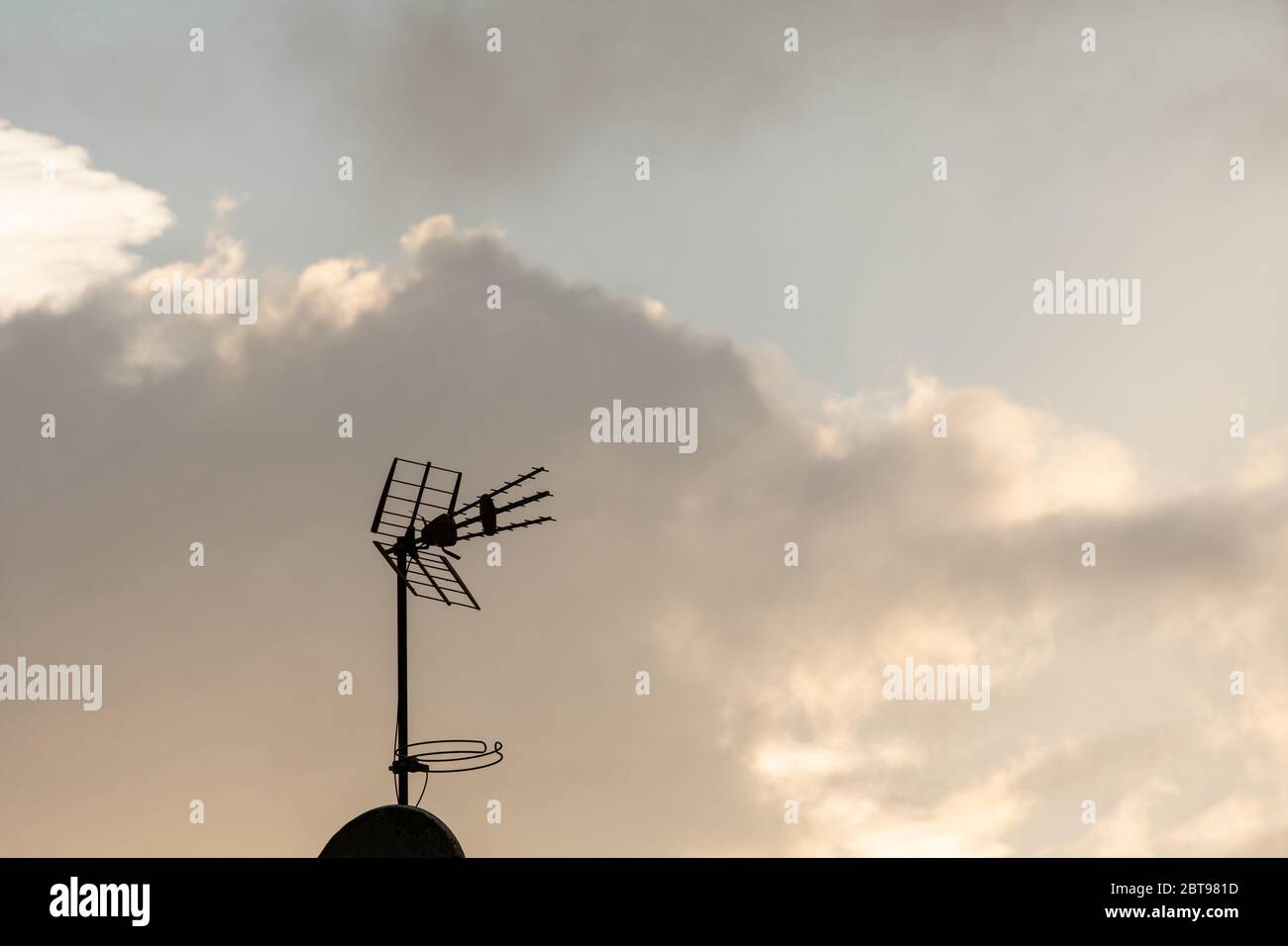 Antenna televisiva con sfondo cielo nuvoloso tramonto Foto Stock