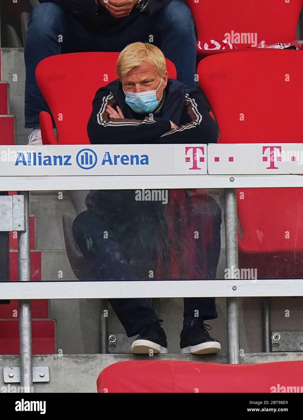 Monaco, Germania. 23 maggio 2020. Primo, calcio: 23.05.2020 1.Bundesliga, stagione 19/20 2019/2020 27° giorno: FC BAYERN MUNCHEN - EINTRACHT FRANCOFORTE 5: 2 Muenchen, Germania, 23 maggio 2020, Oliver KAHN, futuro CEO della FCB, con il boccaglio sulla Tribune | Use Worldwide Credit: dpa/Alamy Live News Foto Stock