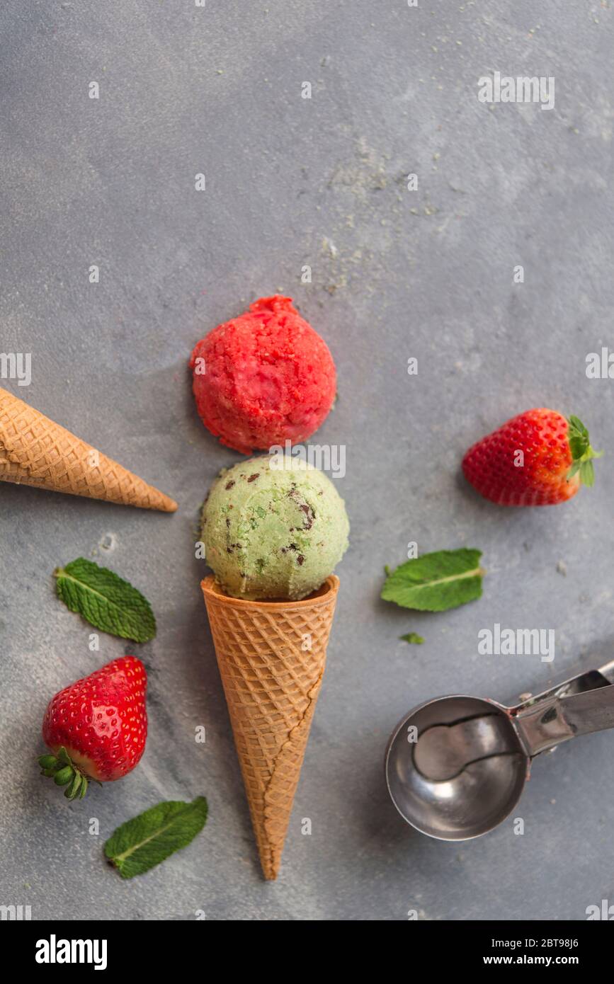 Gelato con fragola e menta e cioccolato Foto Stock
