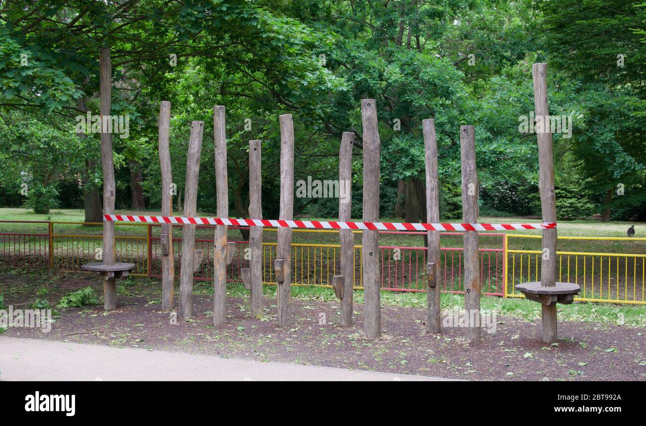 Nastro che indica che l'area di gioco dei bambini è fuori dai limiti durante il blocco Foto Stock