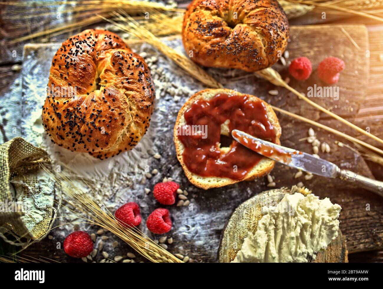 Panini freschi con marmellata di frutta per colazione Foto Stock