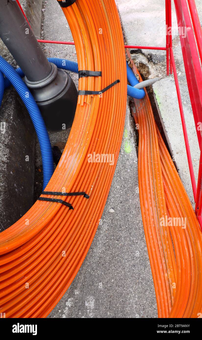 scavo stradale per la posa di canaline per infrastrutture in fibra ottica  per portare internet veloce in tutte le case della città Foto stock - Alamy