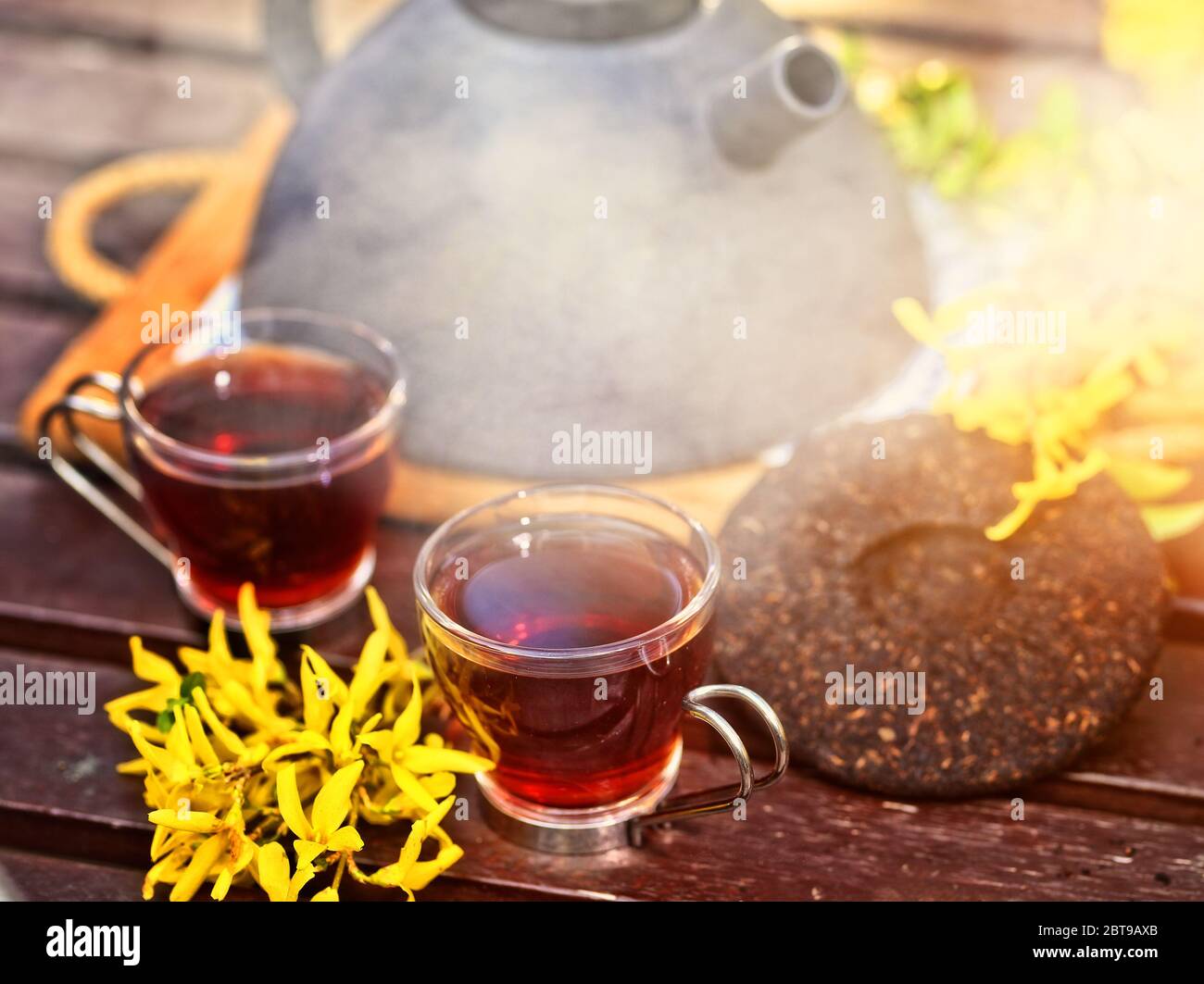 tè in pu-erh briquetted in una tazza in una giornata di sole Foto Stock